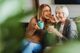 Une femme s'occupe de son parent âgé en passant du temps avec elle