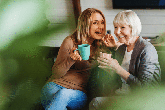 Une femme s'occupe de son parent âgé en passant du temps avec elle