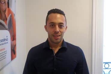 Romain effectue une visite qualité chez une personne âgée