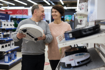 Un couple de personnes âgées achètent de l'électroménager pour faciliter leur quotidien