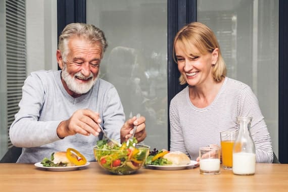 Une personne âgée a trouvé une idée de menu convenant parfaitement à son alimentation