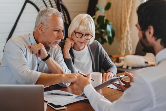 Un couple à la retraite compare le prix d'une mutuelle senior et ses avantages