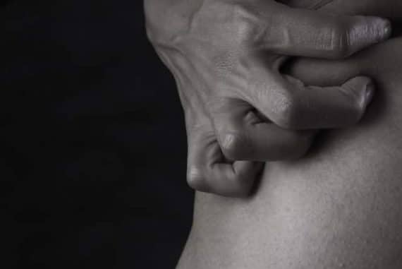 une personne atteinte de la maladie de charcot aussi appelée SLA est victime de contraction musculaire