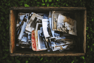 Une boite remplie d'anciennes photos permet à une personne atteinte de troubles cognitifs de se souvenir de certains évènements.