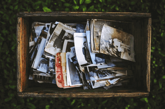 Une boite remplie d'anciennes photos permet à une personne atteinte de troubles cognitifs de se souvenir de certains évènements.