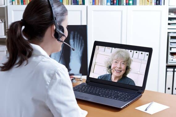 Un senior fait usage de la téléconsultation pour s'assurer de son état de santé