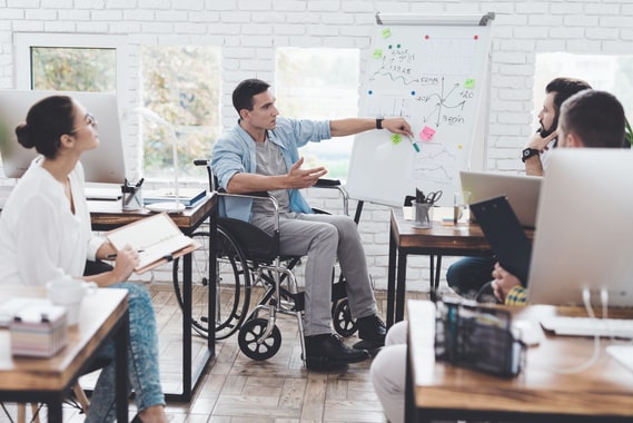 Une personne en situation de handicap est accompagnée par l'agefiph pour trouver un emploi
