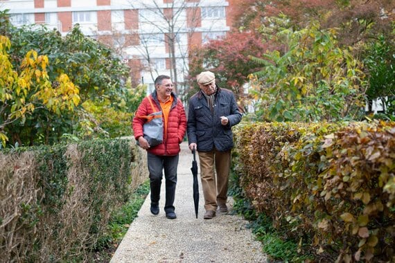 Un auxiliaire de vie s'occupe d'une personne âgée, pour laisser du répit à l'aidant familial