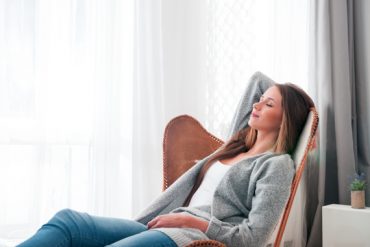 Un aidant s'accorde une séance de sophrologie pour se détendre et se ressourcer
