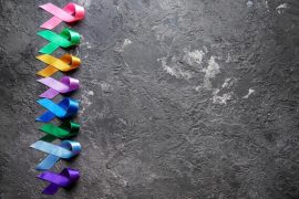 Photo de différents rubans symbolisant les types de cancer existant