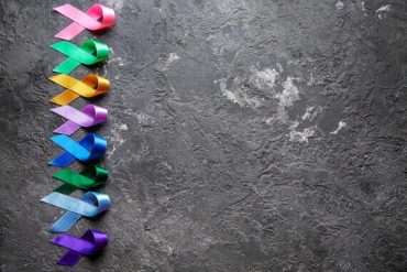 Photo de différents rubans symbolisant les types de cancer existant