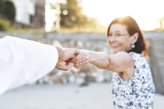 Un couple de seniors témoignent leur amour lors de la saint-valentin