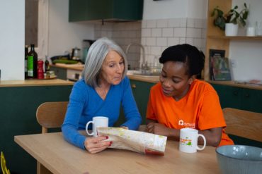 Une auxiliaire de vie amelis diplomée d'un bac pro ASSP prend son petit déjeuner avec un bénéficiaire