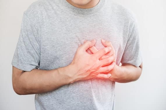 Un homme victime d'un infarctus du myocarde sent la douleur dans sa poitrine