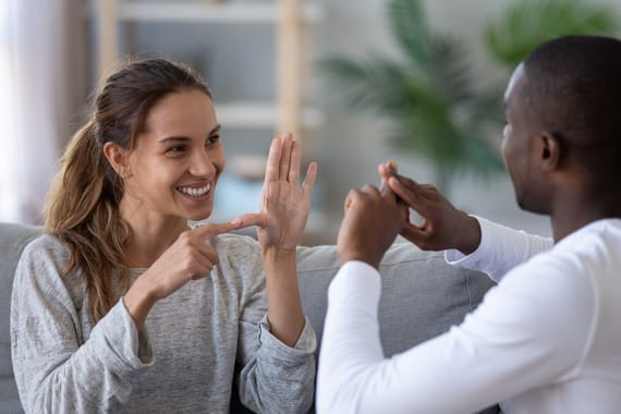 Un couple échange en utilisant la langue des signes française