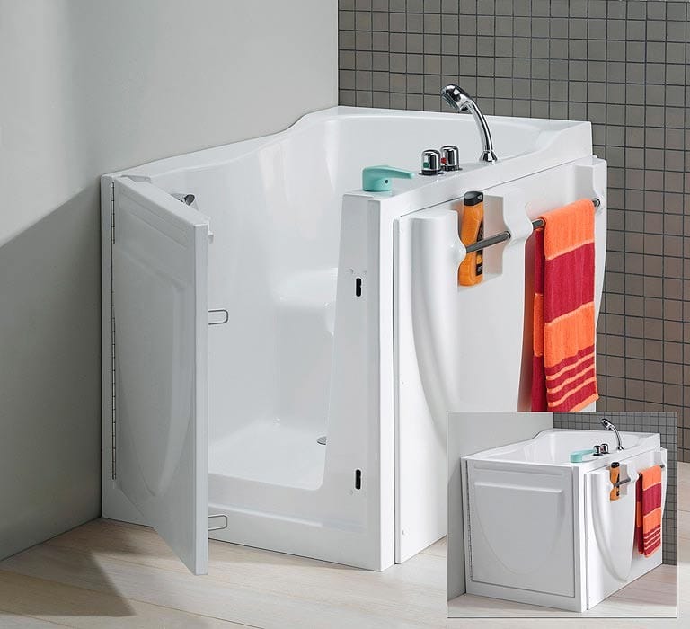Photo d'une modèle de baignoire avec porte prêt à être utilisé