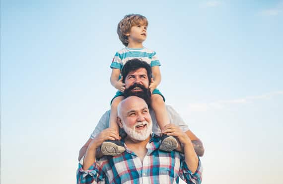 Un senior entretient son lien social en compagnie de sa famille