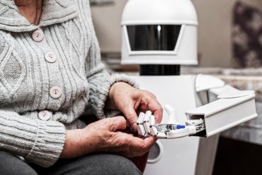 Un robot de compagnie apporte de l'aide à une personne âgée