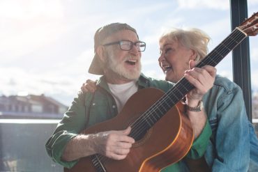 Un couple de seniors célèbrent les résolutions prises pour cette nouvelle année