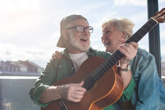 Un couple de seniors célèbrent les résolutions prises pour cette nouvelle année