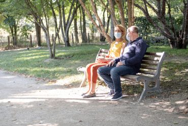 Une auxiliaire de vie diplômée d'un bac pro SAPAT accompagne une personne âgée