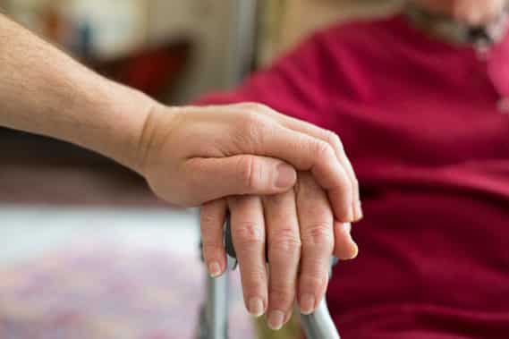 Un aidant apporte son soutien à une personne âgée en perte d'autonomie