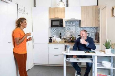 Aicha effectue une prestation dans le cadre de sa formation d'auxiliaire de vie en alternance