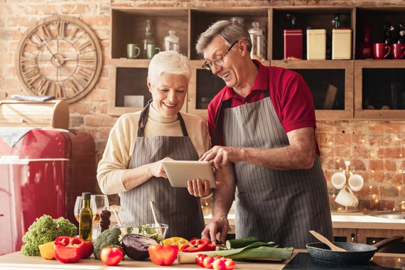 2 personnes âgées préparent un menu équilibré