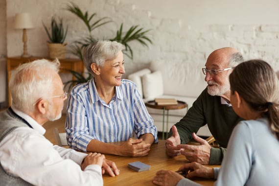 Un groupe de seniors échange au sein d'un accueil de jour