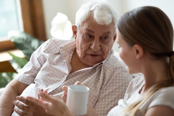 Un senior et un jeune entretiennent leur lien intergénérationnel