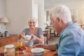 Une senior respecte son devoir d'obligation alimentaire envers son mari