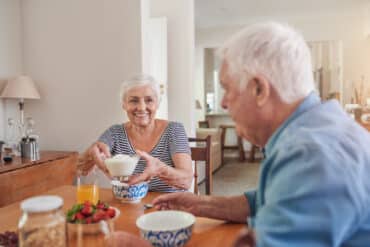 Une senior respecte son devoir d'obligation alimentaire envers son mari