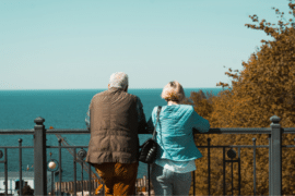 Une personne âgée dépendante profite de son séjour vacances en compagnie de son aidant