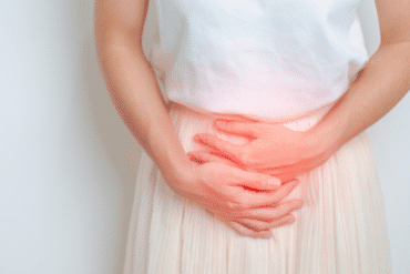 Une femme souffrant de douleurs causées par une endométriose fait une demande de RQTH à son employeur.