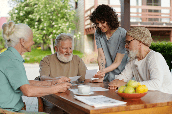 Un groupe de seniors profitent d'un moment de partage dans un béguinage, un habitat inclusif.
