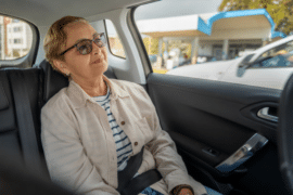 Une personne âgée profite d'un transport gratuit dans sa ville pour se déplacer