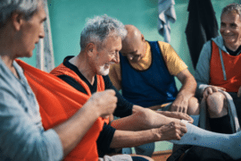 Une association de loisirs pour seniors organise un match de football