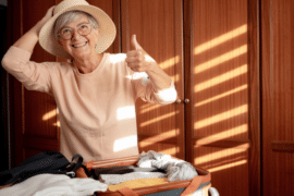 Une personne âgée seule de 70 ans s'apprête à rejoindre un groupe pour faire un voyage