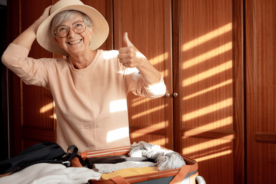 Une personne âgée seule de 70 ans s'apprête à rejoindre un groupe pour faire un voyage